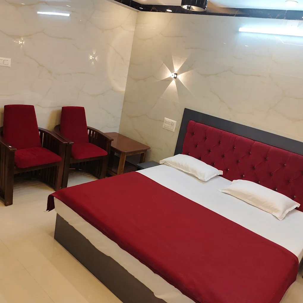 Nagashree Lodge bedroom with seating area